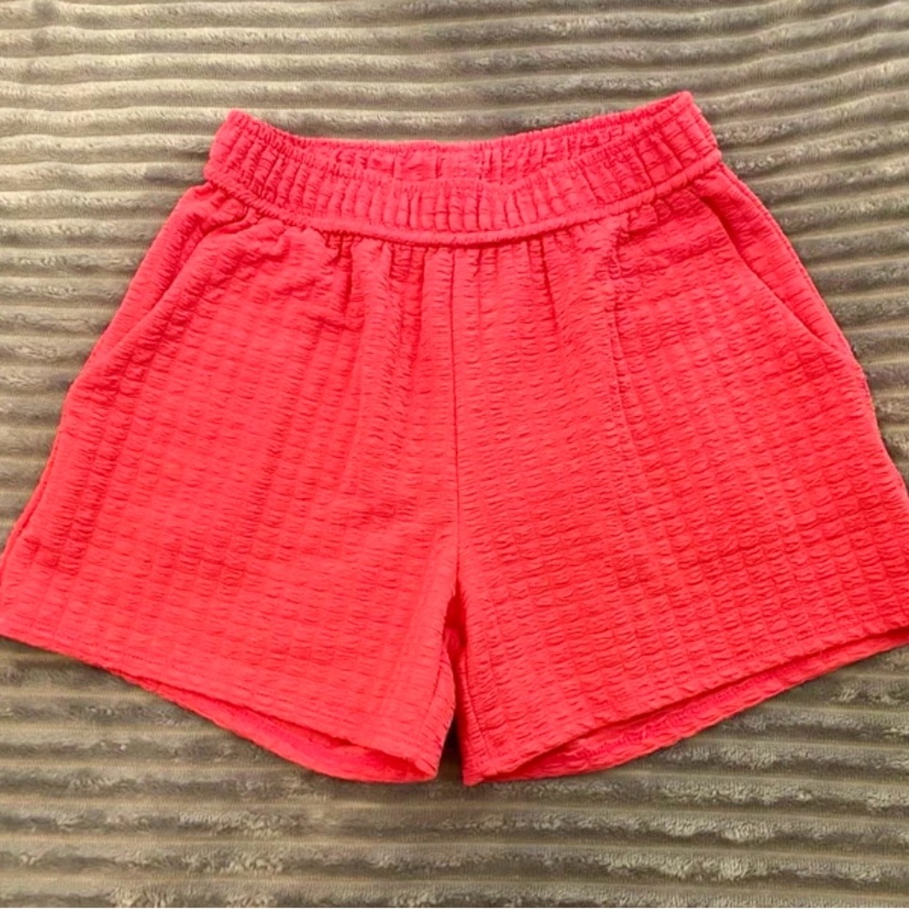 Textured hot pink shorts